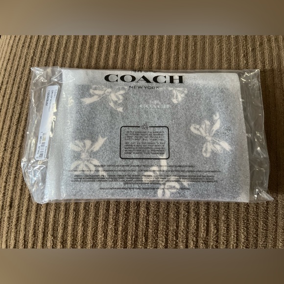 COPY - Coach Corner Zip Wristlet With Bow Print nwt in packaging - Picture 4 of 5